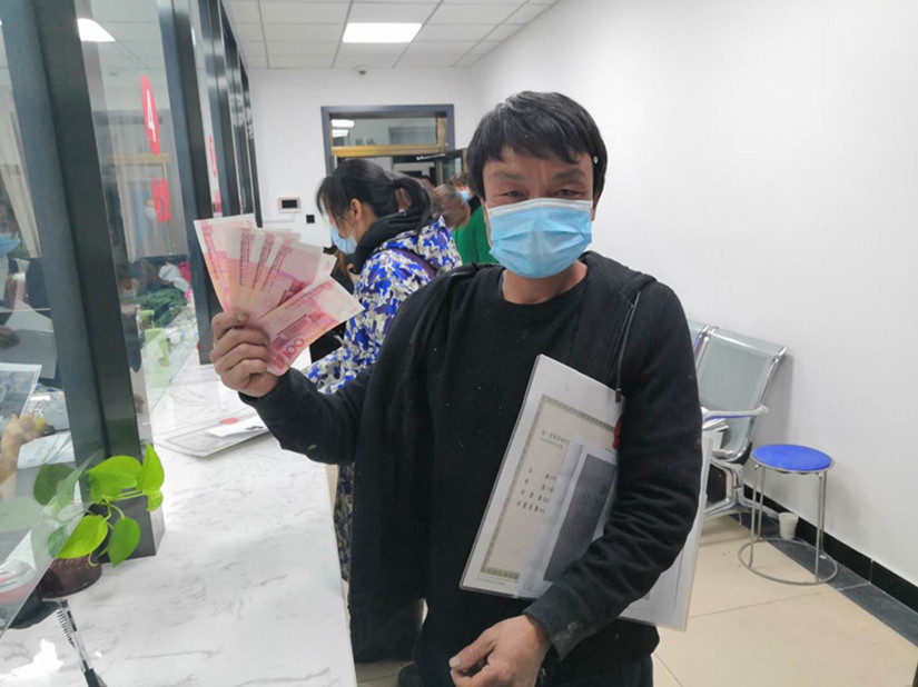 圖為：商戶(hù)領(lǐng)到補(bǔ)助金現(xiàn)場(chǎng)_副本.jpg